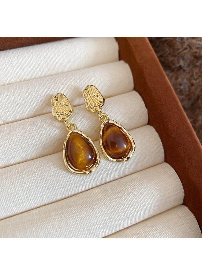 أقراط نسائية مطلية بالذهب عيار 18 قيراطًا ومرصعة بحجر عين النمر، أقراط فضية فريدة وأنيقة بتصميم إبرة، مناسبة للارتداء اليومي أو المناسبات الرسمية.